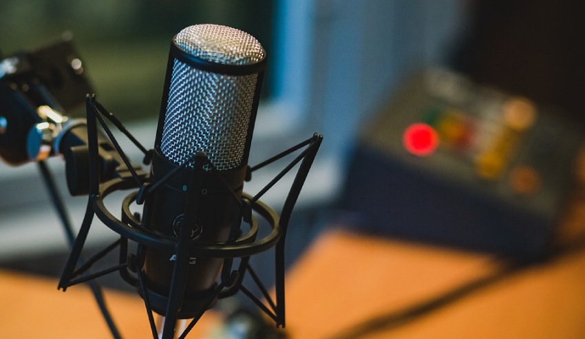 microphone recording legal podcasts to tune in